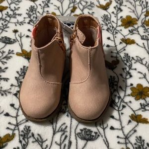 NWT Oshkosh Baby girls boots size 4